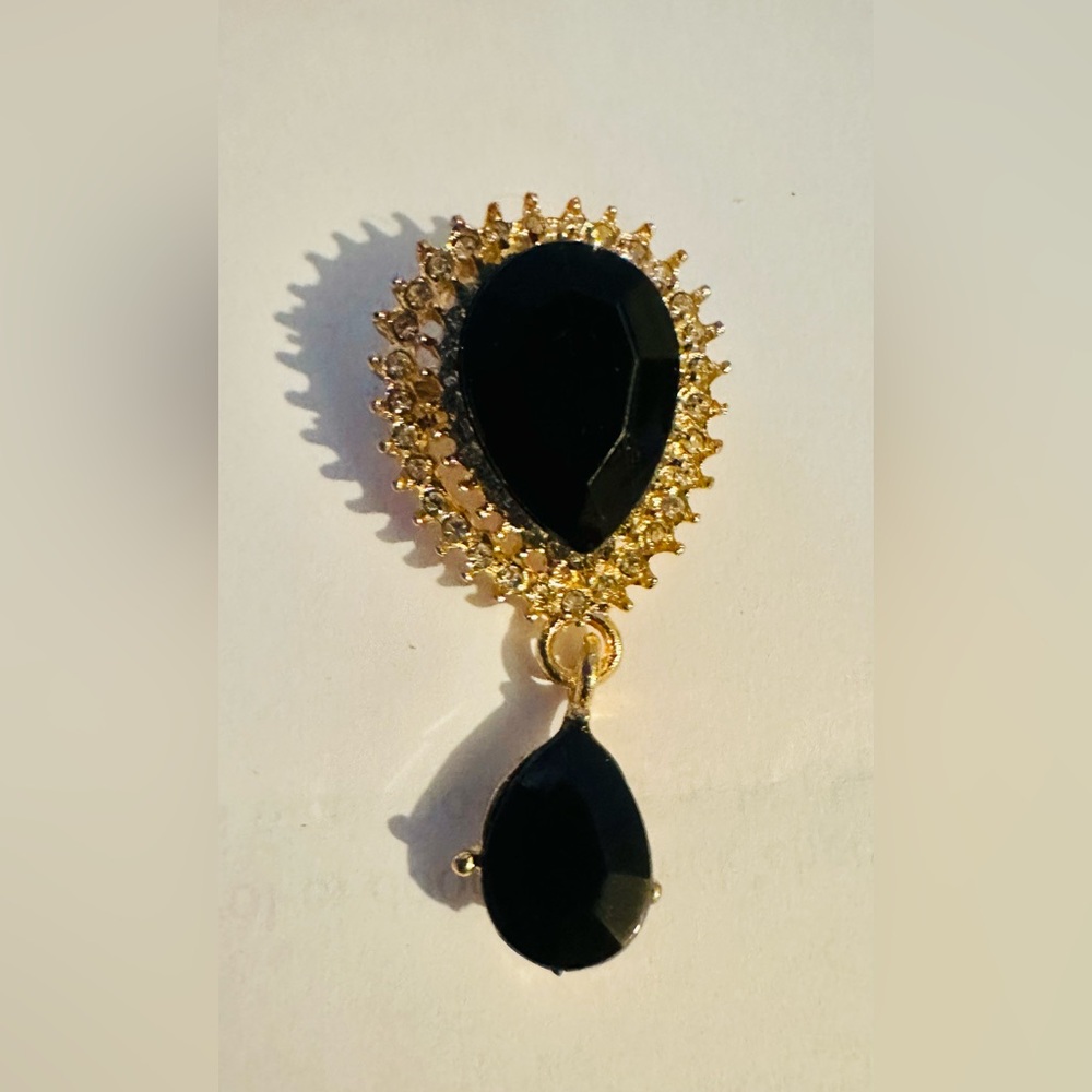 Elegant Black and Gold Teardrop Brooch